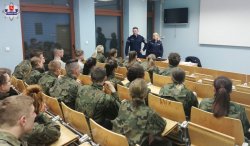 policjanci podczas spotkania ze studentami