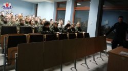 funkcjonariusz podczas spotkania ze studentami AWF-u
