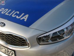 fragment radiowozu z napisem Policja