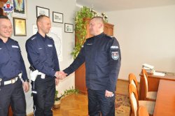 Komendant gratuluje policjantom
