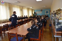 poilicjantka podczas pogadanki z uczniami