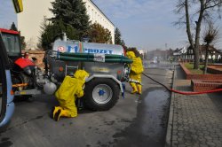 działania straży podczas zabezpieczania cysterny