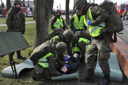 żołnierze ewakuujący rannego