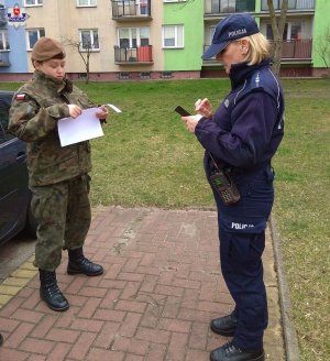 policjant oraz żołnierz podczas kontroli kwarantanny