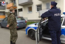 policjant i żołnierz podczas sprawdzania miejsc kwarantanny