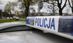 fragment radiowozu z napisem policja