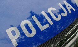 fragment radiowozu z widocznym napisem policja