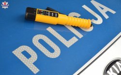 fragment radiowozu oraz alcoblow leżące na masce