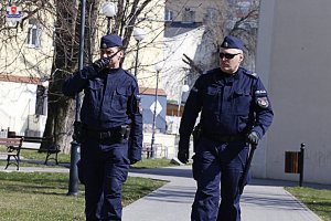 policjanci w trakcie patrolu