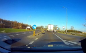 nietrzeźwy kierowca tira, zdjęcie z videorejestratowa