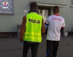zatrzymany doprowadzany przez policjanta