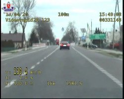 zdjęcie z wideorejestratora, na którym widoczny jest samochód, którego kierowca znacznie przekracza dozwoloną prędkość