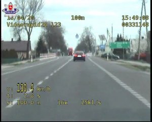 zdjęcie z wideorejestratora, na którym widoczny jest samochód, którego kierowca znacznie przekracza dozwoloną prędkość