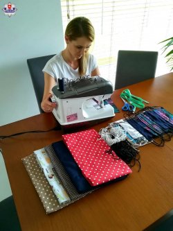 policjantka podczas szycia maseczek