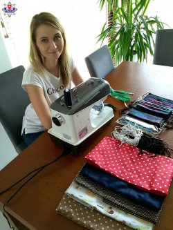 policjantka siedzi przy maszynie do szycia