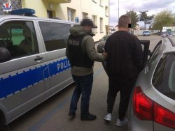 zatrzymany 20-latek doprowadzany przez policjanta