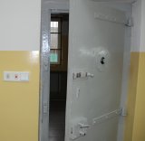 drzwi pomieszczenia dla osób zatrzymanych
