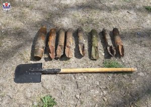 znalezione niewybuchy oraz leżąca obok nich saperka