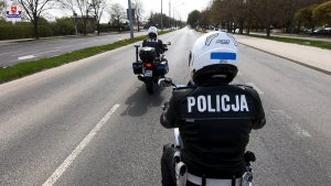 dwaj policjanci jadący motocyklami