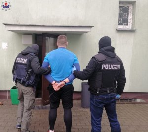 zatrzymany 27-latek doprowadzany przez funkcjonariuszy