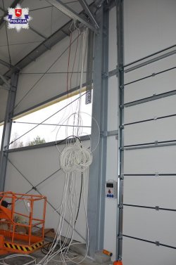 wnętrze hali magazynowej