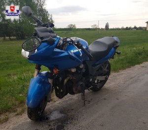 uszkodzony motocykl biorący udział w zdarzeniu stojący na poboczu drogi