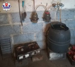 zabezpieczona aparatura oraz beczka z zacierem