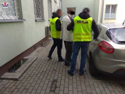 zatrzymany mężczyzna doprowadzony przez policjantów