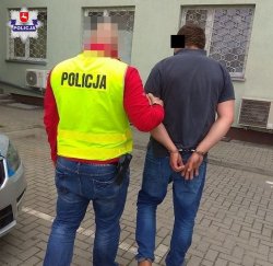 zatrzymany 26-latek doprowadzany przez policjanta