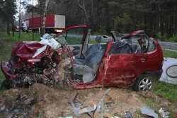 uszkodzony samochód stojący na poboczu