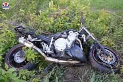 motocykl uczestniczący w wypadku leżący w zaroślach