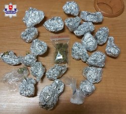 zawiniątka  z folii aluminiowej z zawartością marihuany