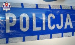 napis policja widoczny na boku radiowozu