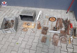 odzyskane mienie metalowe leżące na kostce brukowej