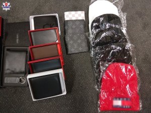 zabezpieczona odzież z podrobionymi znakami towarowymi ułożona w czterech rzędach