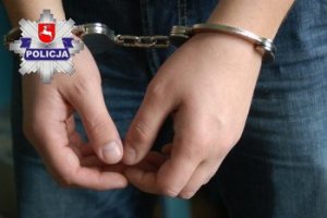 kajdanki założone na ręce meżczyzny