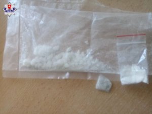 zabezpieczone narkotyki znajdujące się w woreczku foliowym