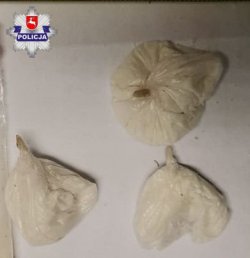 zabezpieczone narkotyki znajdujące się w trzech foliowych woreczkach