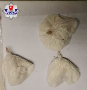 zabezpieczone narkotyki znajdujące się w trzech foliowych woreczkach
