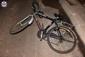 rower uczestniczący w wypadku leżący na ulicy
