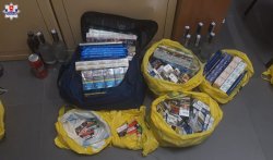 odzyskane mienie. Papierosy znajdujące się w reklamówkach oraz alkohol