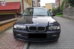 samochód marki BMW uczestniczący w wypadku stojący na ulicy