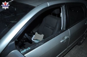 uszkodzone auto ze znajdującym się w środku fragmentem kostki brukowej