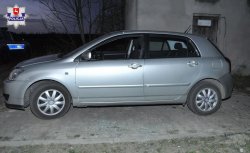 zniszczony samochód zaparkowany w miejscy zdarzenia