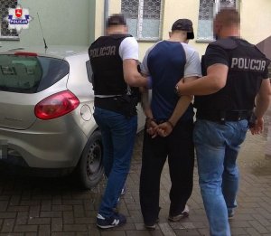 zatrzymany mężczyzna doprowadzany przez funkcjonariuszy
