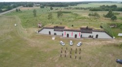 POLICJANCI Z TERESPOLA PODCZAS #GaszynChallenge. Widok drona na funkcjonariuszy i budynek fortu