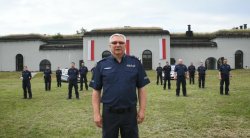 POLICJANCI Z TERESPOLA PODCZAS #GaszynChallenge. Komendant przemawia. Za nim stoją policjanci, którzy będą wykonywać zadanie