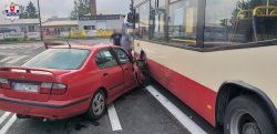 miejsce kolizji. Samochód osobowy, który uderzył w autobusu
