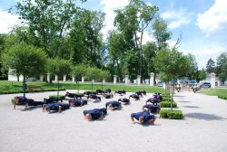 policjanci wykonują pompki