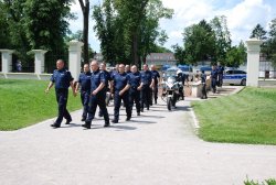 policjanci idą w dwuszeregu
